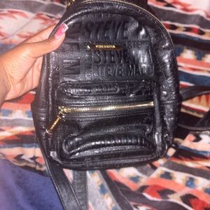 this is a steve madden bag and it’s black and gold